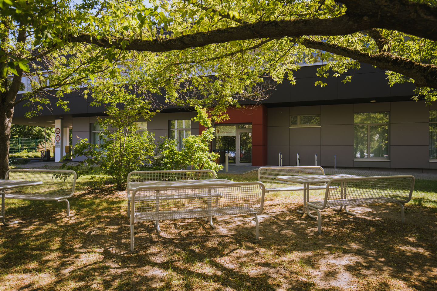 Studying at the Campus Lichtenberg of the HWR Berlin: Garden in front of house 14. Photo: Oana Popa-Costea