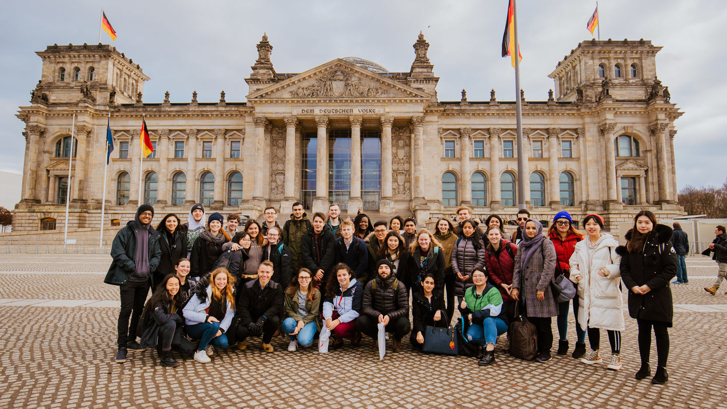 January 2020: International students of the HWR Winter School in front of the Reichstag building.
