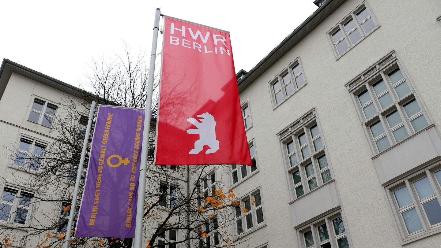 Zwei Fahnenmasten am Campus Schöneberg der HWR Berlin mit der Berliner Anti-Gewalt-Flagge und der roten Flagge der HWR Berlin. Foto: Sylke Schumann, HWR Berlin