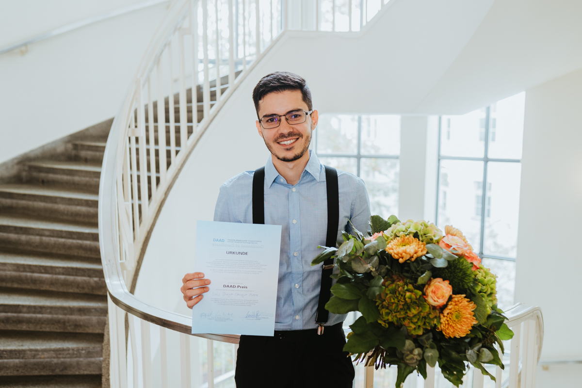 DAAD-Preisträger 2019 an der HWR Berlin: Luis Diego Conejo Mora aus Costa Rica mit Urkunde und Blumenstrauß 