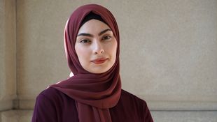 Portrait Selen Soysal in auberginefarbenen Hijab