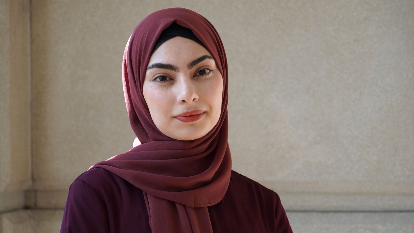 Portrait Selen Soysal in auberginefarbenen Hijab