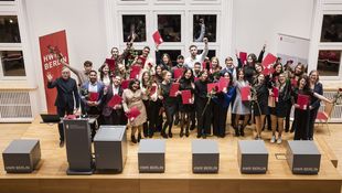 Gruppenfoto Absolventinnen mit Zeugnis