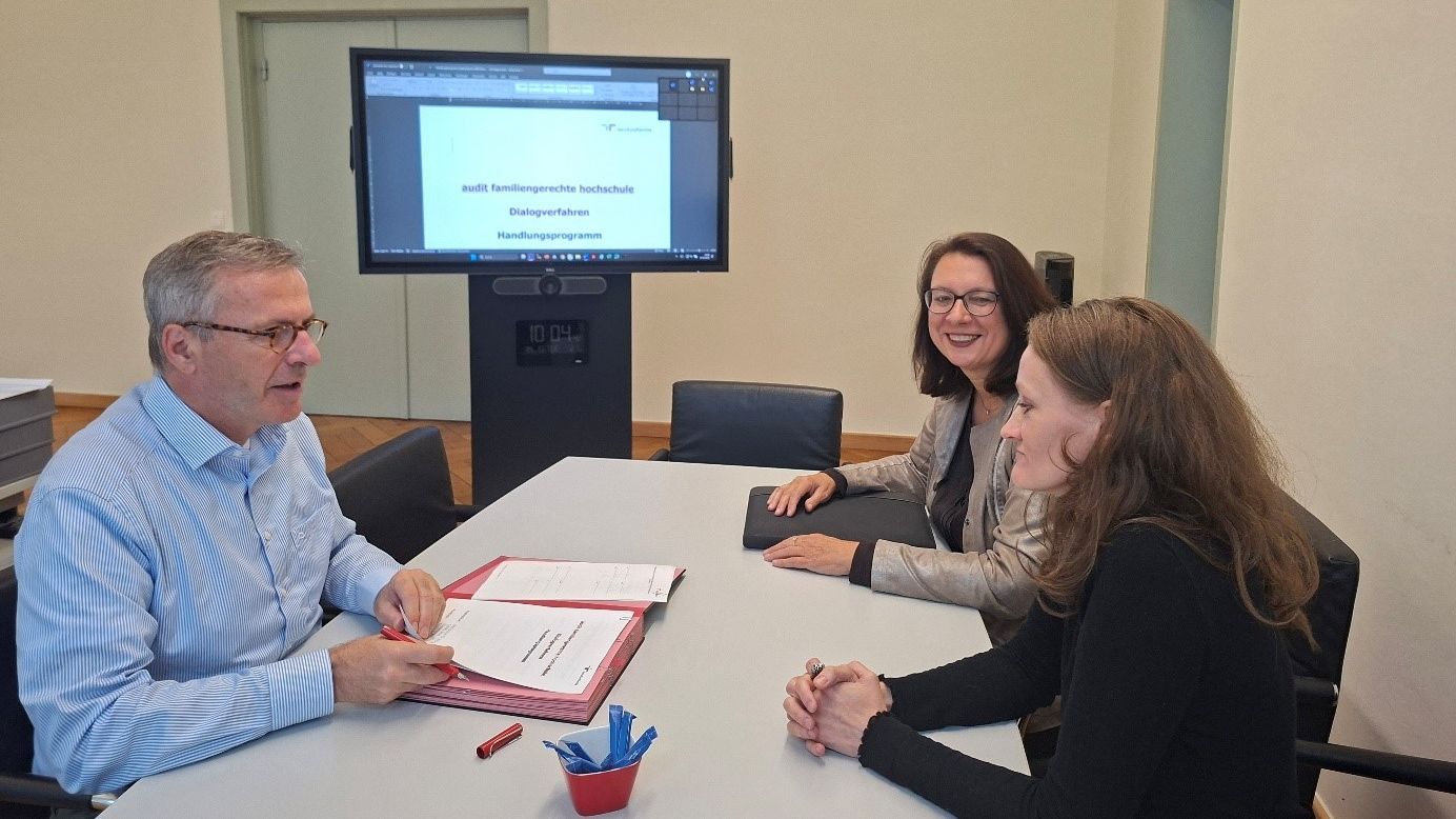 Am 14.10.2025 unterzeichnete Prof. Dr. Jens Hermsdorf, Präsident der HWR Berlin, hier im Bild mit der Frauen- und Gleichstellungsbeauftragten, Viola Philipp, und der Koordinatorin des Audits „familiengerechte Hochschule“, Katja Scheremetjew, das neue Handlungsprogramm. Foto: Sonja Niedecken