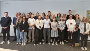 Gruppenbild Studierende mit Dozent