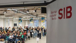 Bei der Gründungsförderung an deutschen Hochschulen gehört die HWR Berlin zur Spitzenliga. Im Gründungsradar 2025 behauptet der Startup Incubator Berlin seinen Platz in der Top 10 Berlin unter 64 mittelgroßen Hochschulen und punktet besonders bei Netzwerkarbeit und hochschulweitem Gründungs-Mindset. Foto: Startup Incubator Berlin 