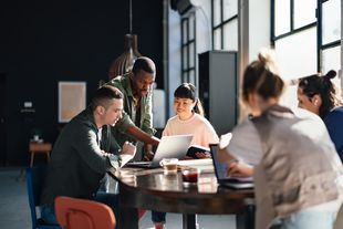 Junge Menschen an Besprechungstisch im Büro