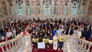Gruppenfoto Teilnehmende vor Treppenaufgang