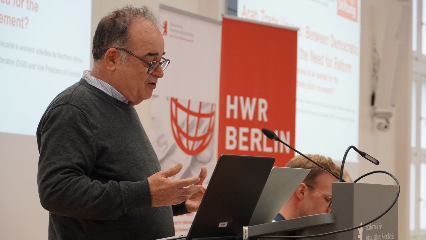 Mohamed Trabelsi bei seinen Vortrag in der Aula der HWR Berlin
