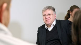 Dr. Stephan Bröchler ist Professor für Politik- und Verwaltungswissenschaften an der Hochschule für Wirtschaft und Recht Berlin und seit 2022 auch Landeswahlleiter für Berlin.