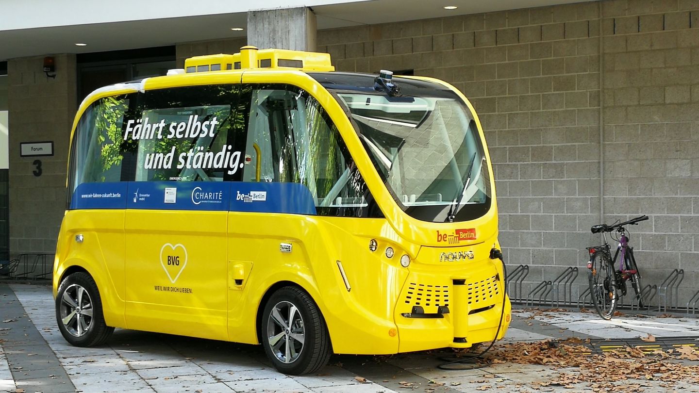 Kleiner gelber Elektrobus