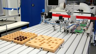 Labortisch mit Holzspielbrett