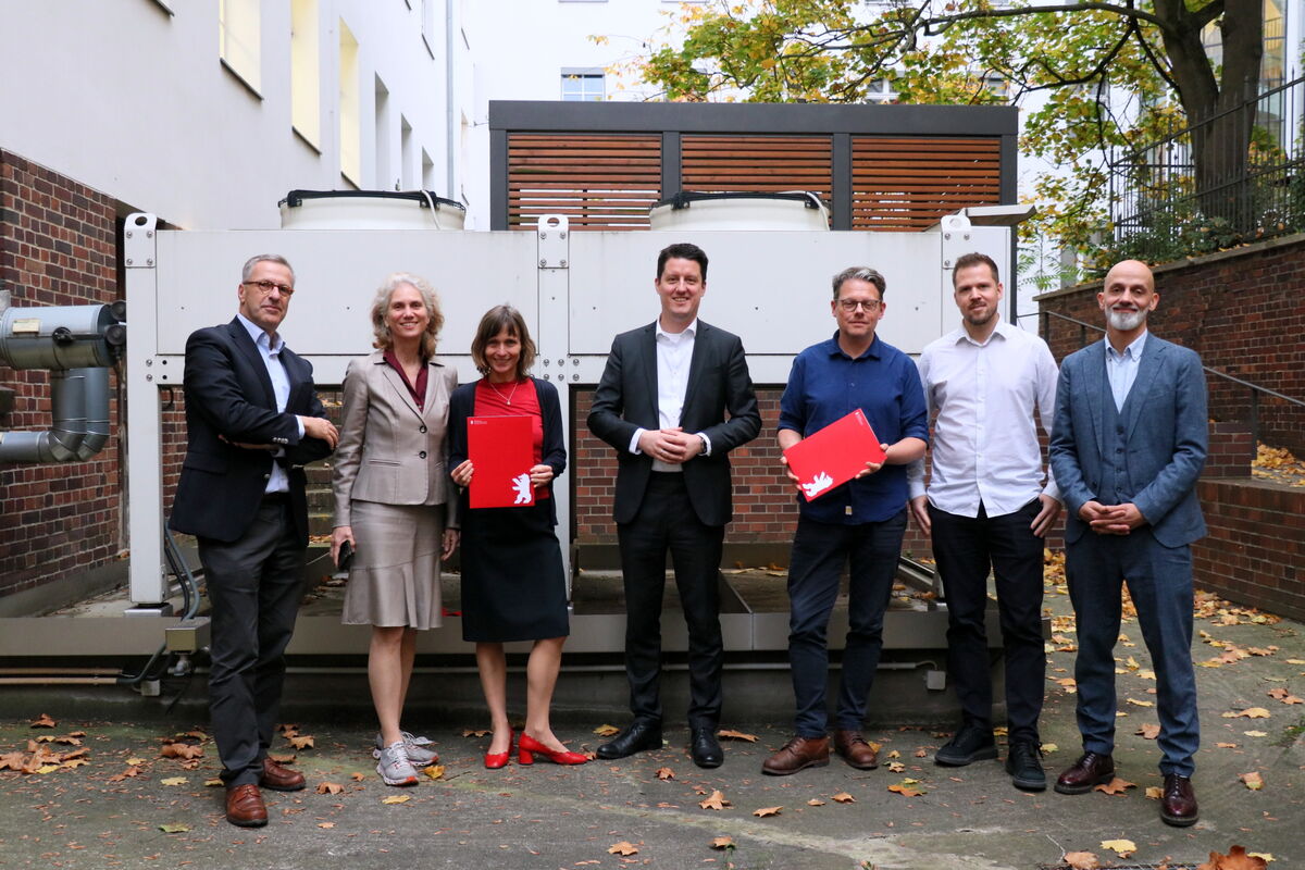 Vertragspartner*innen für die Entwicklung eines kalten Nahwärmenetzes auf dem Charité Campus Virchow-Klinikum: Prof. Dr. Jens Hermsdorf, Prof. Dr. Andrea Pelzeter, Prof. Dr. Silke Bustamante (alle HWR Berlin), Simon Batt-Nauerz, Patrick Bunnemann, Marvin Vollbert,  Nico Schenderlein (alle CFM, Charité – Universitätsmedizin Berlin) (v.l.n.r.)