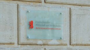 Plakette mit Namen der Hochschule
