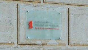 Plakette mit Namen der Hochschule