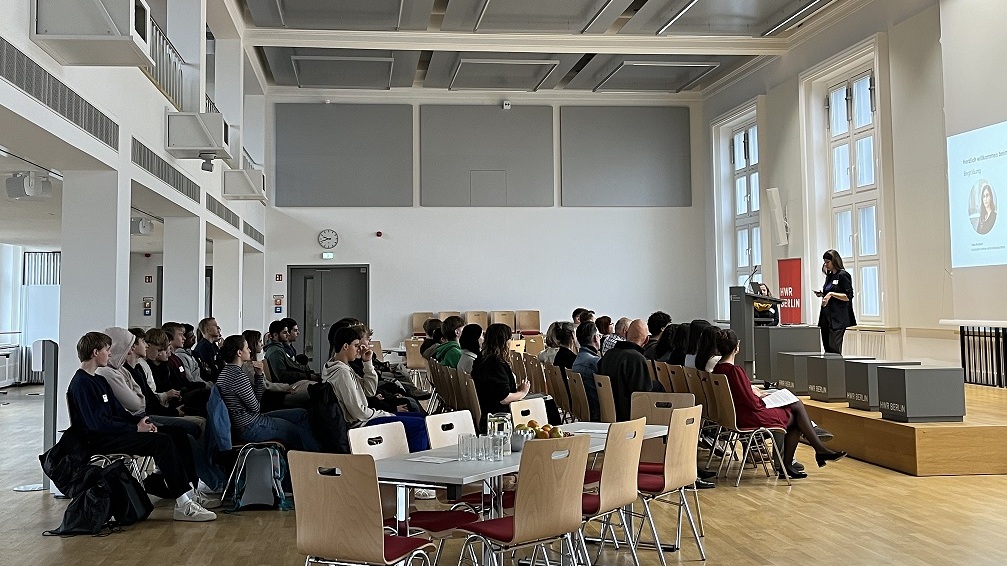 Teilnehmende an der Veranstaltung in der Aula