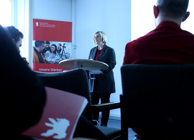 Bezirksbürgermeisterin von Tempelhof-Schöneberg Angelika Schöttler sieht Hochschule als Lern- und Gedenkort gegen das Vergessen