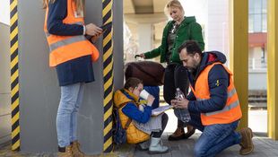 Rettungsrkäfter versorgen verletzte Person