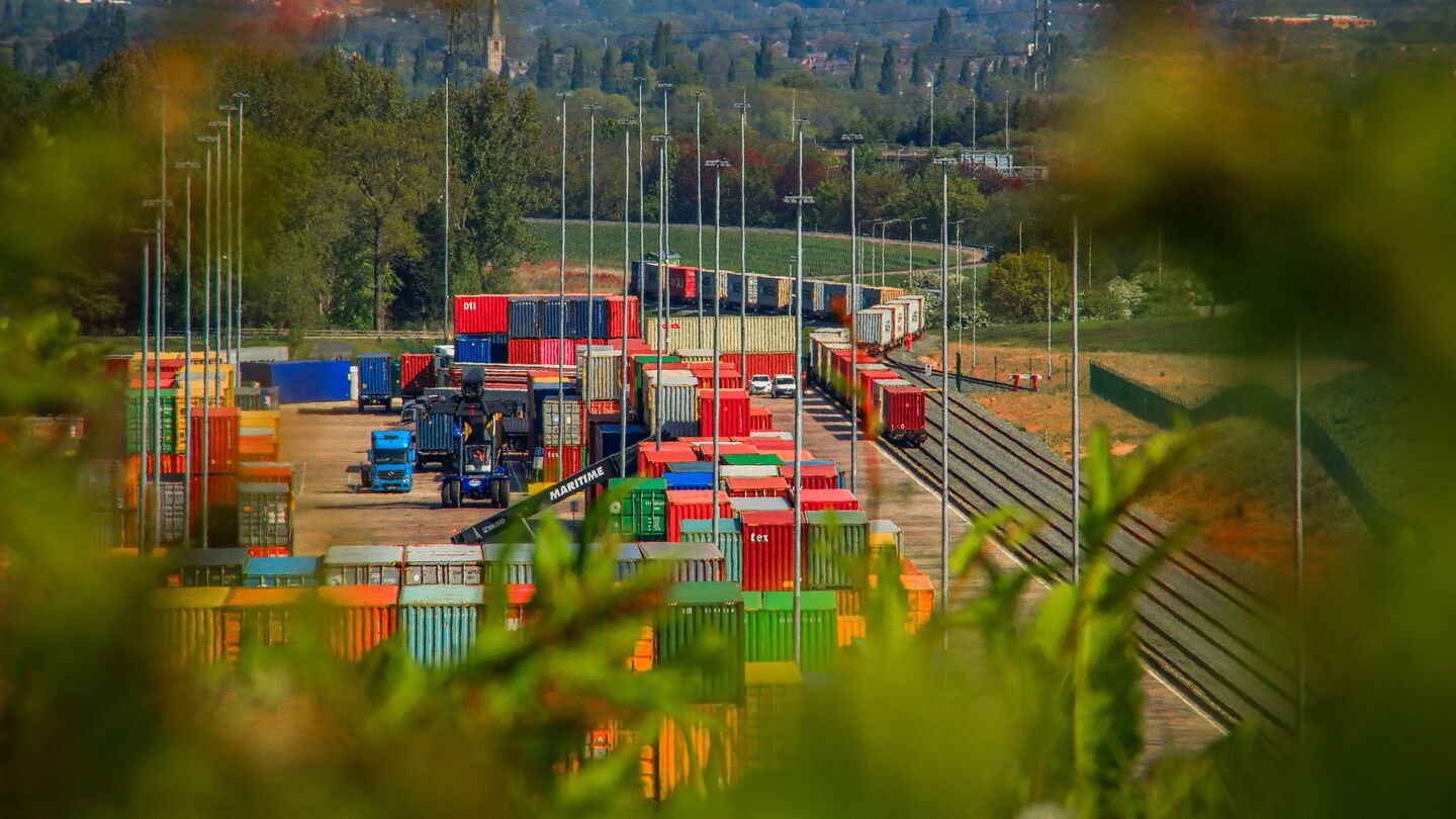 Illustation: Container auf einem großen Platz.