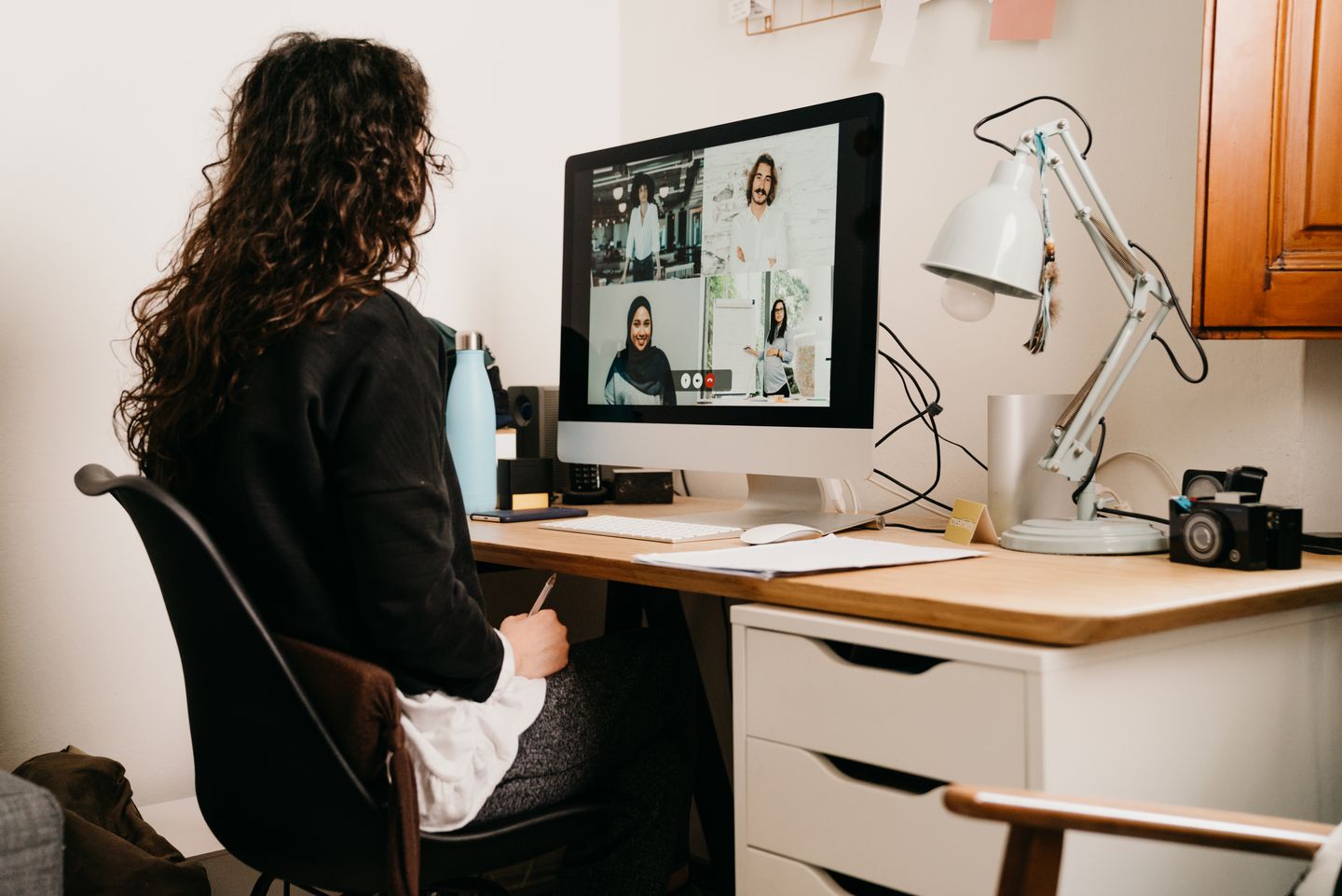 Virtual Global Classroom: A student takes part in a virtual workshop at home at her desk in front of the PC. Photo: © FilippoBacci/ E+/ Getty Images