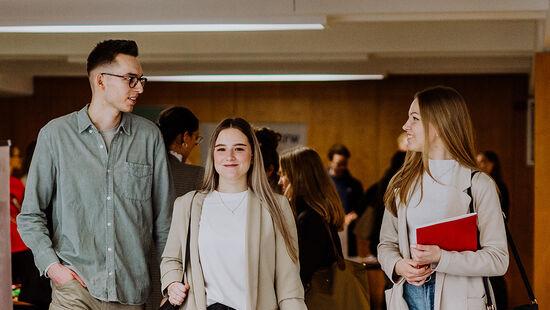 Drei Studierende am Campus Lichtenberg der HWR Berlin, die sich unterhalten. 