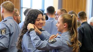 Mehrere Personen in Polizeiuniformen in einem Raum