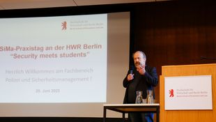 Prof. Dr. Christoph Kopke bei Begrüßung