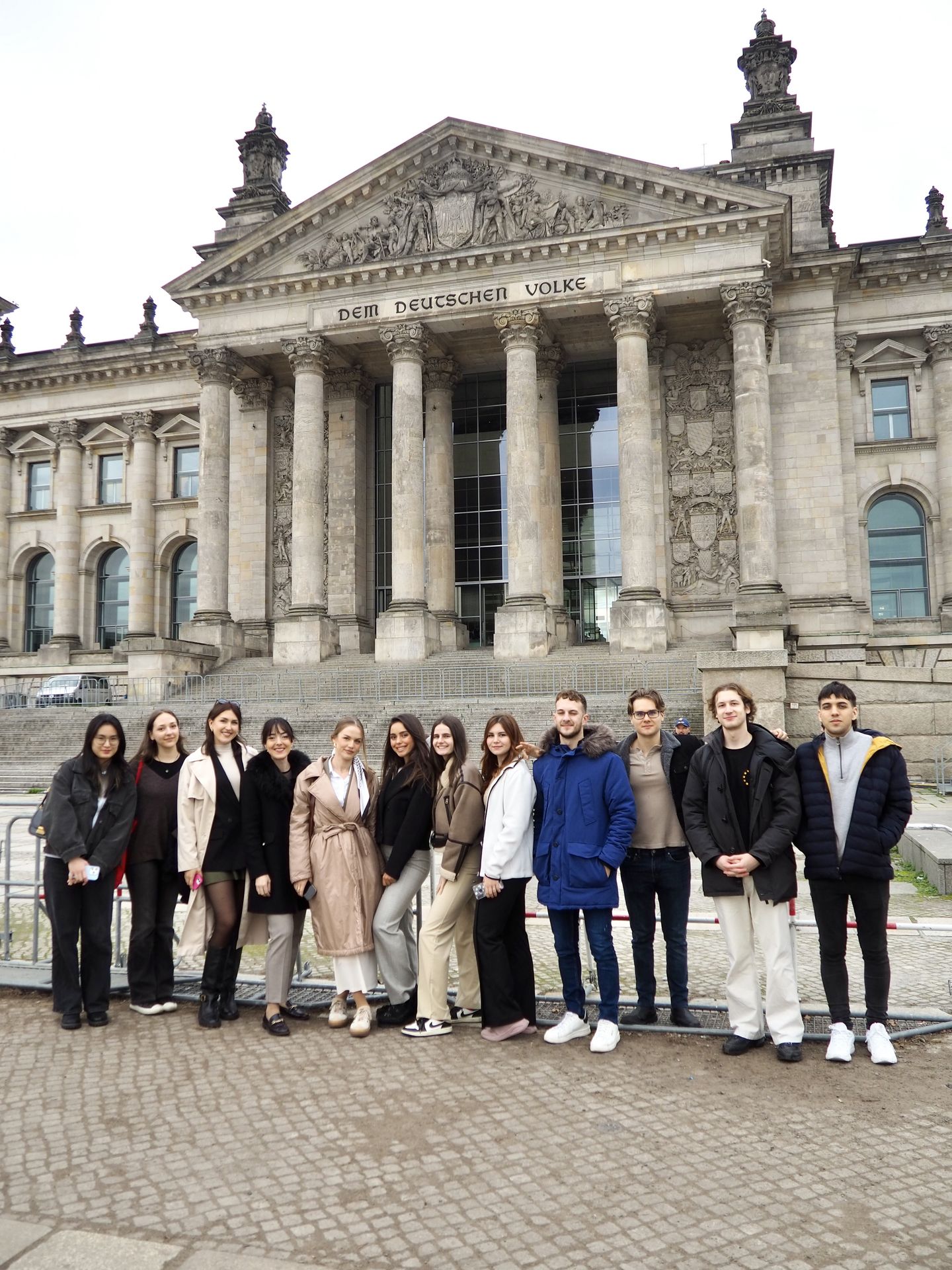 Gruppenfoto vor dem Reichstag in Berlin