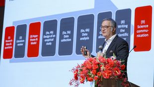 Prof Dr. Baumgarth am Rednerpult