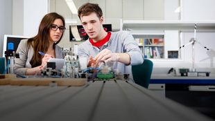 Zwei Studierende experimentieren im Labor der HWR Berlin. 