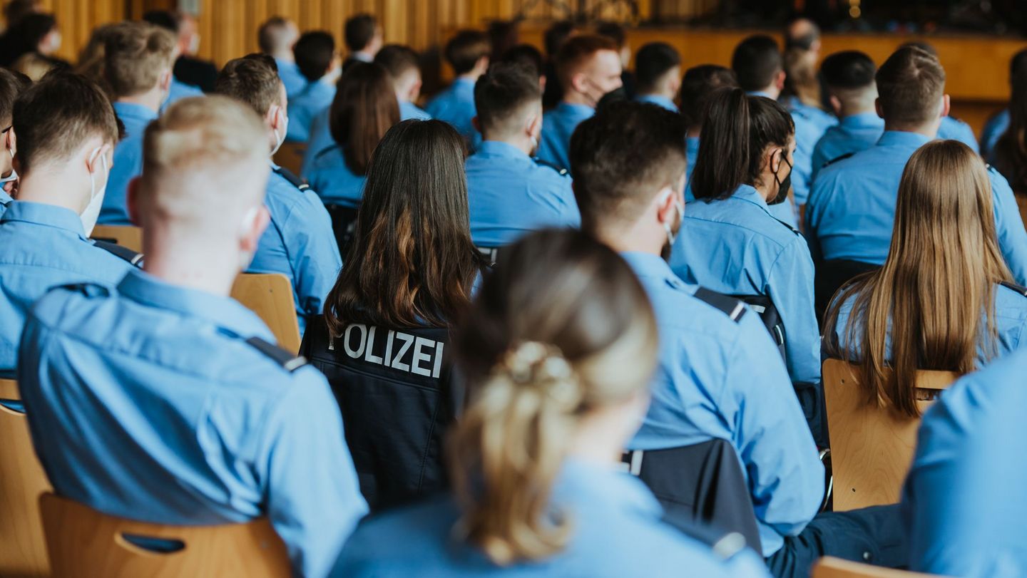 Studierende in Polizeiuniform im Audimax