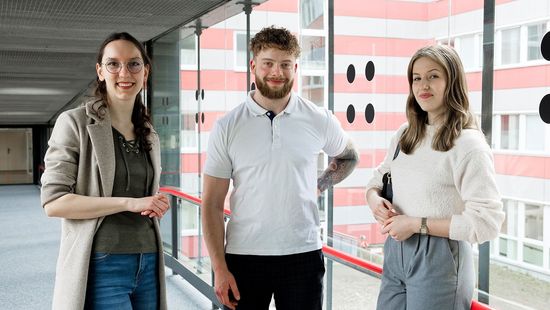 Dual studieren an der HWR Berlin: Vier Studierende arbeiten in der Bibliothek am Laptop. Foto: Lukas Schramm