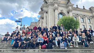 Gruppenfoto vor dem Reichstag in Berlin